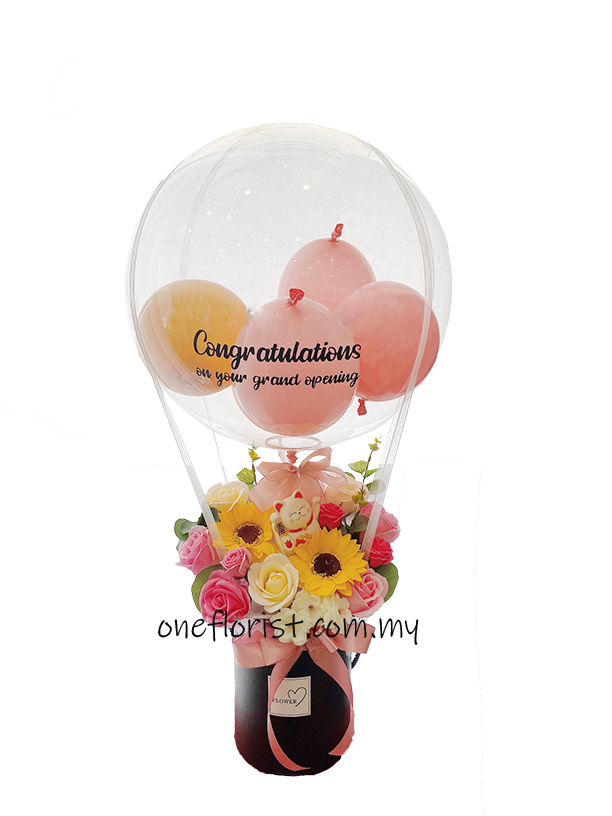 Table flower arrangement with balloon